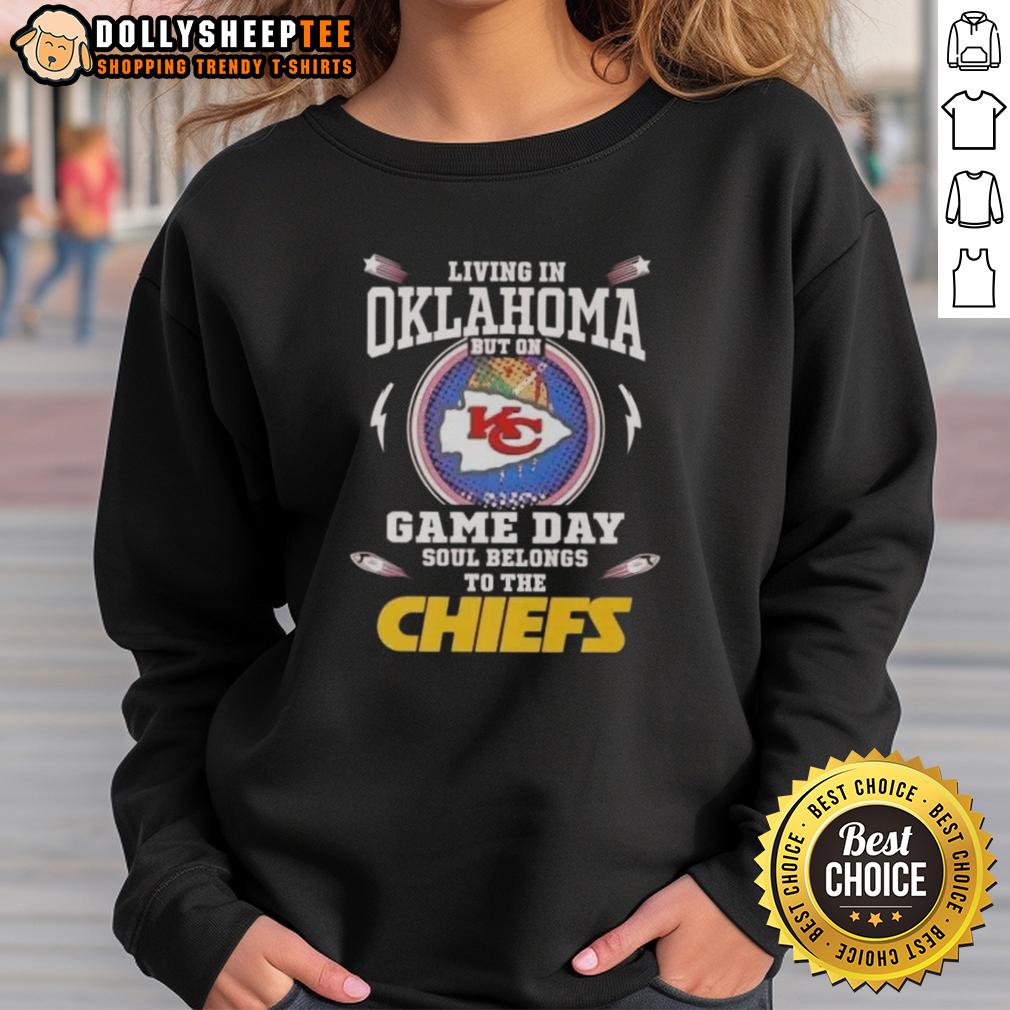 Awesome Living In Oklahoma But On Game Day Soul Belongs To The Kansas City Chiefs T-Shirt - Image 5