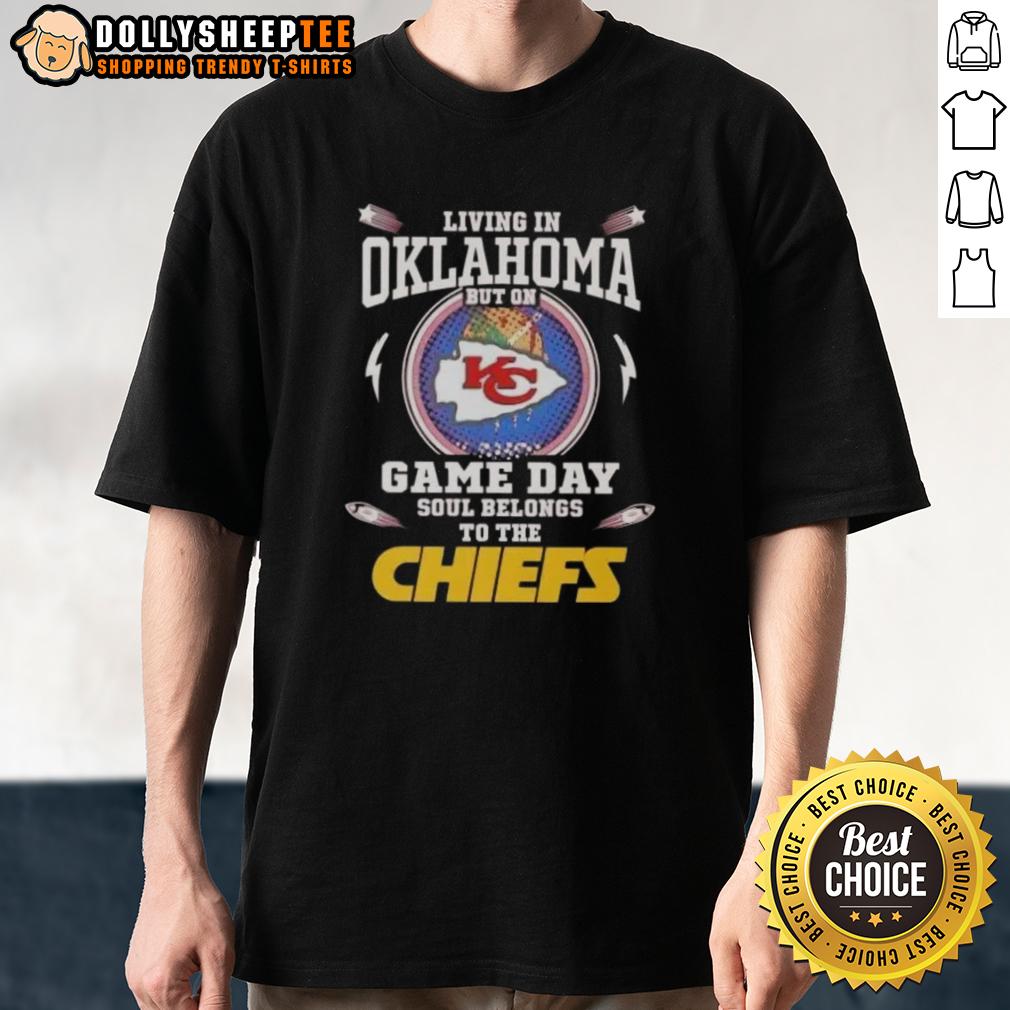 Awesome Living In Oklahoma But On Game Day Soul Belongs To The Kansas City Chiefs T-Shirt