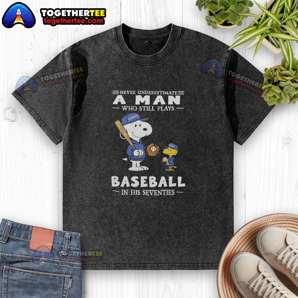 Nice The Peanuts X Toronto Blue Jays Never Underestimate A Man Who Still Plays Baseball In His Seventies T-Shirt - Image 6