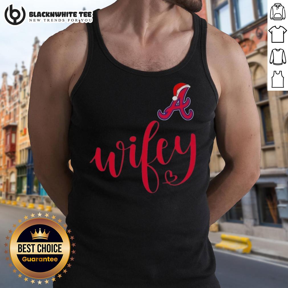 Good Wifey Atlanta Braves Santa Hat Merry Christmas T-Shirt - Image 4