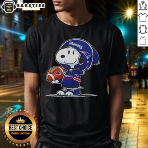 Cute Peanuts Snoopy Wearing Hoodie New England Patriots And Smilling At Fans T-Shirt