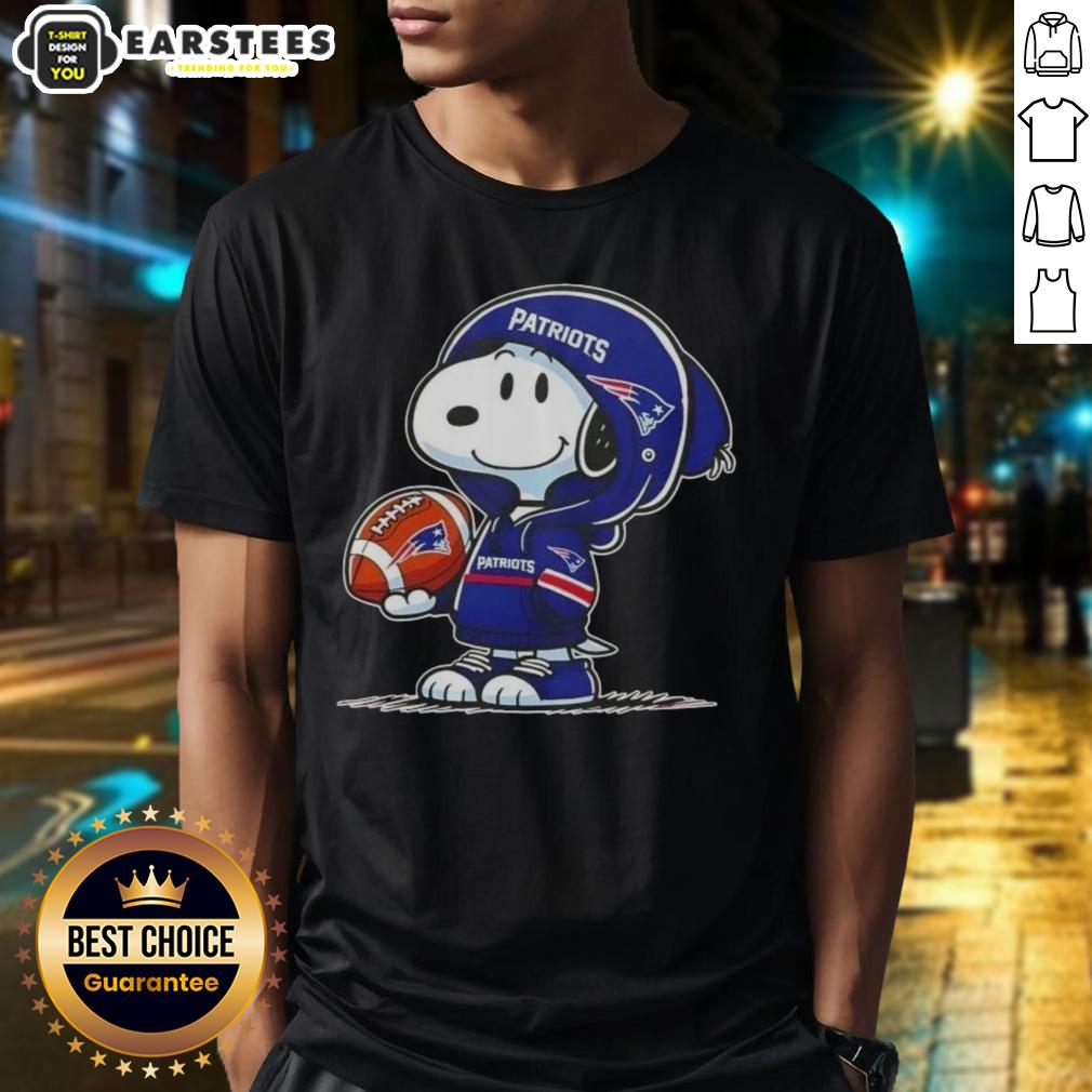 Cute Peanuts Snoopy Wearing Hoodie New England Patriots And Smilling At Fans T-Shirt