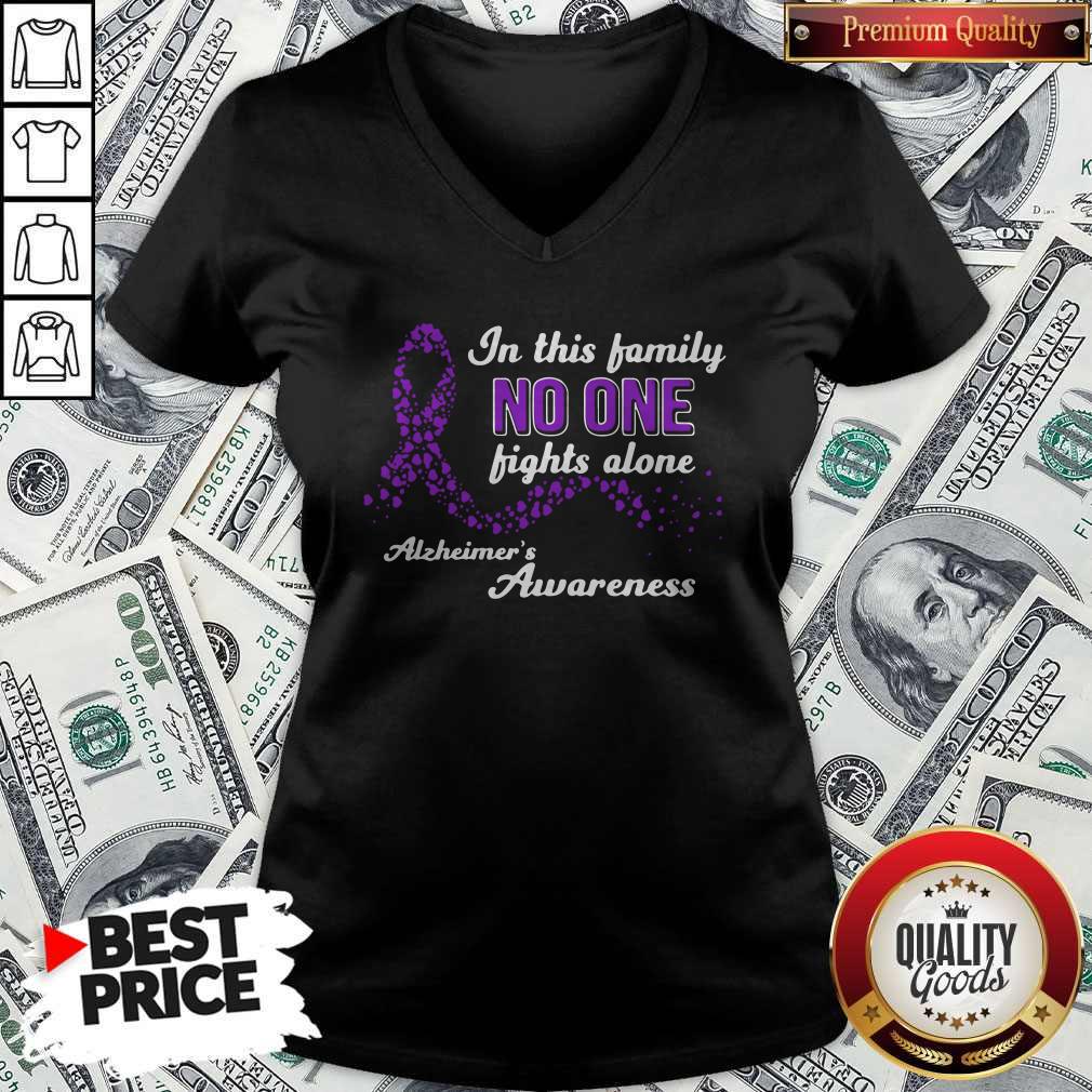 In This Family No One Fights Alone Alzheimer'S Awareness Shirt - Image 2