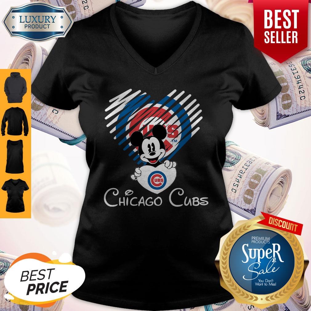 Mickey Mouse Hug Heart Chicago Cubs Logo Shirt - Image 3