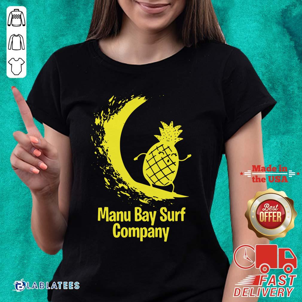 Nice Manu Bay Surf Company New Zealand Gold Surfing Pineapple Shirt - Image 4