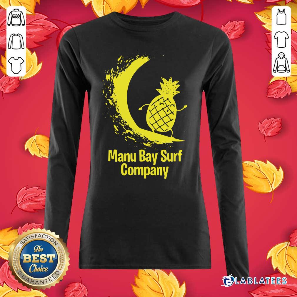 Nice Manu Bay Surf Company New Zealand Gold Surfing Pineapple Shirt - Image 3