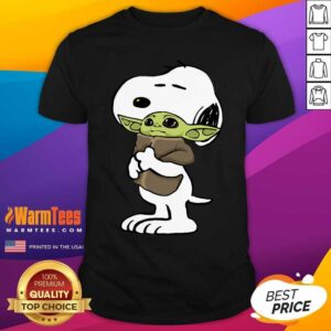 Nice Snoopy Hug Baby Yoda Shirt