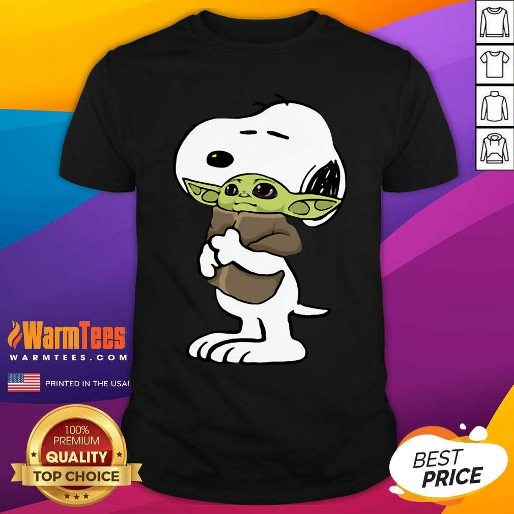 Nice Snoopy Hug Baby Yoda Shirt