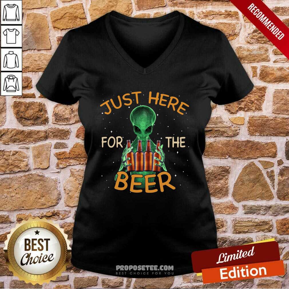 Perfect Alien Hug Saying Just Here For The Beer Shirt - Image 3