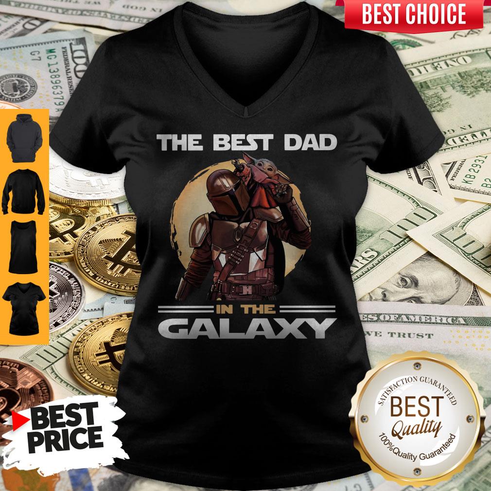 Pretty The Mandalorian And Baby Yoda The Best Dad In The Galaxy Shirt - Image 3