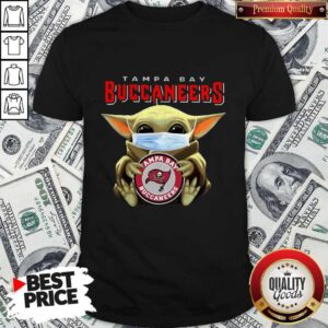 Top Baby Yoda Hug Tampa Bay Buccaneers Shirt