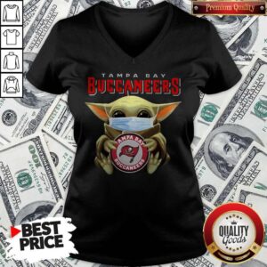 Alternative view of Top Baby Yoda Hug Tampa Bay Buccaneers Shirt