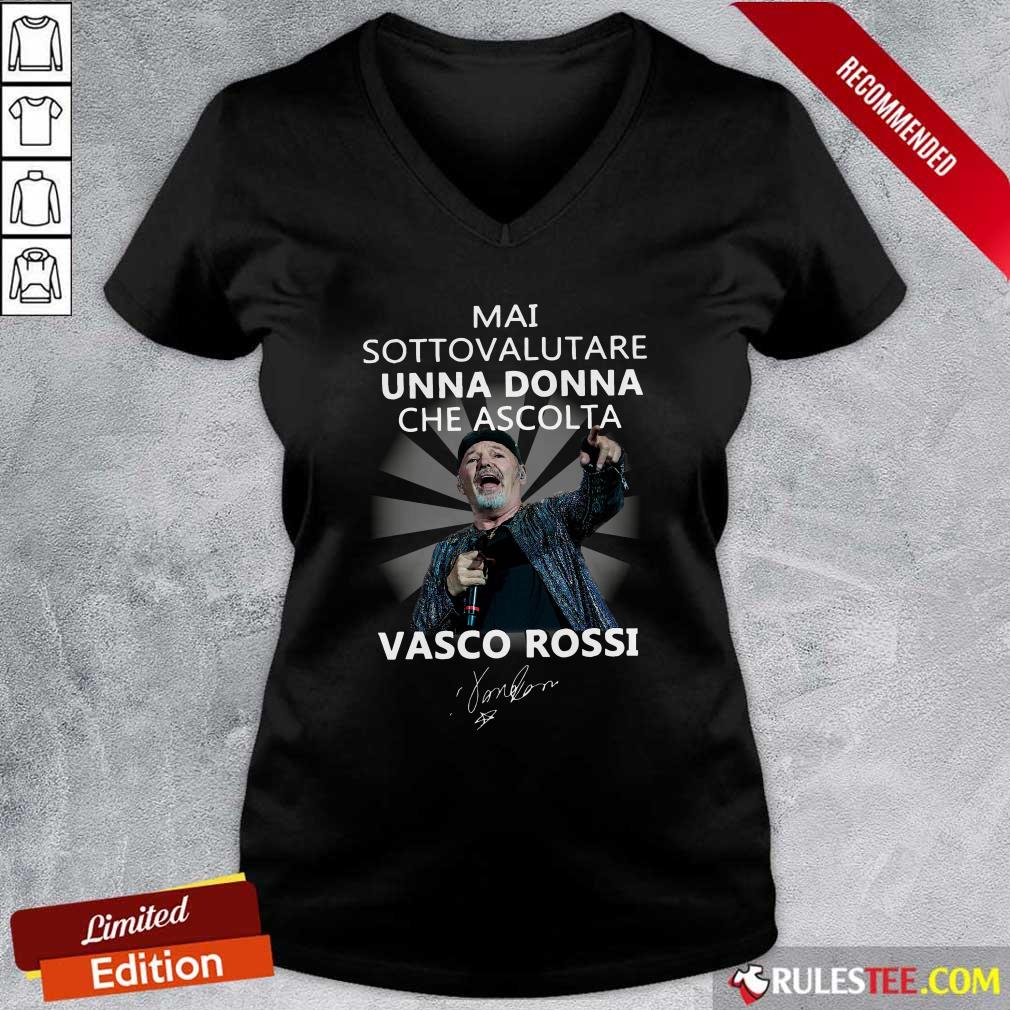 Top Mai Sottovalutare Una Donna Che Ascolta Vasco Rossi Signature Shirt - Image 3